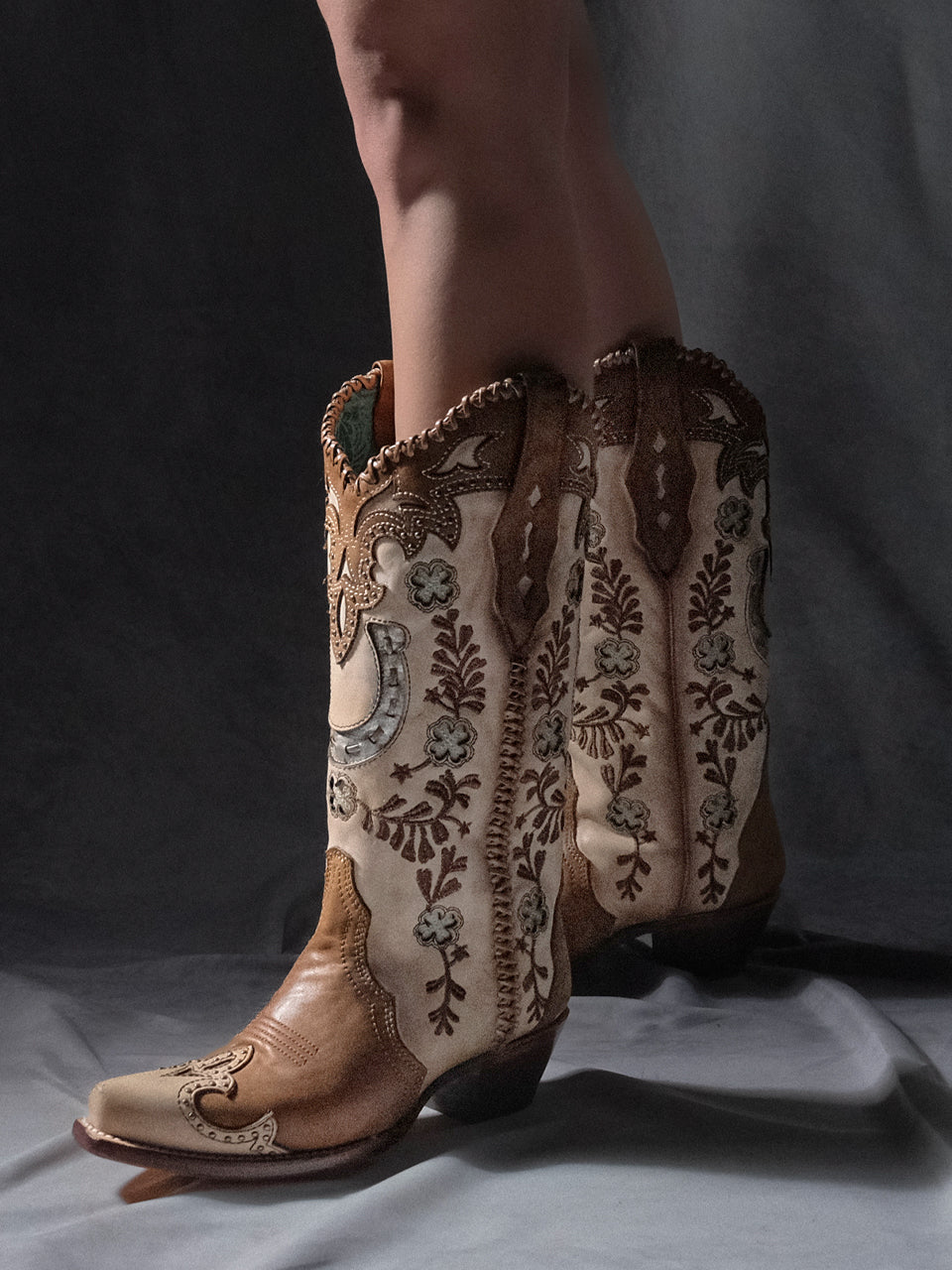 WOMEN'S HORSESHOE EMBROIDERY STUDS, SNIP TOE COWBOY BOOT